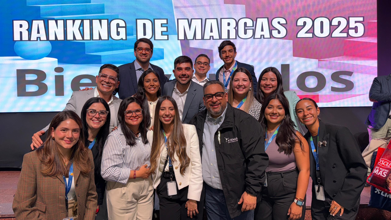 Parte del equipo de Atenas Grupo Consutor en el evento Ranking de Marcas 2025