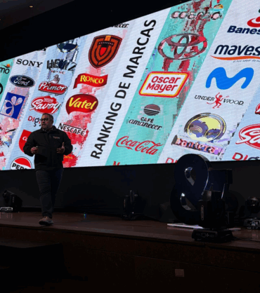 CEO de Atenas Grupo Consultor Alexander Cabrera haciendo presentación de ranking de marcas 2025