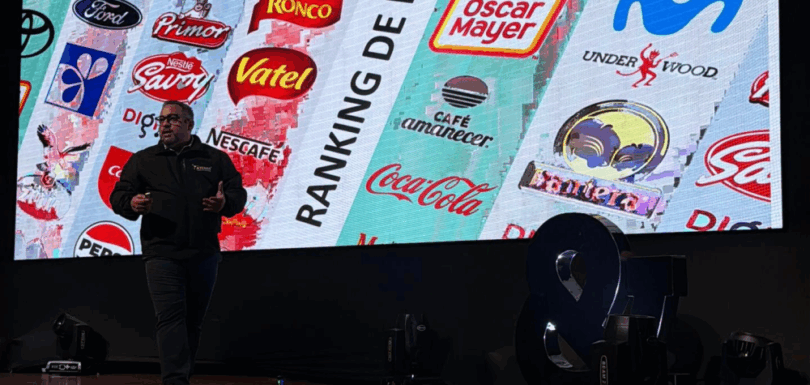 CEO de Atenas Grupo Consultor Alexander Cabrera haciendo presentación de ranking de marcas 2025