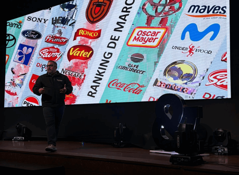 CEO de Atenas Grupo Consultor Alexander Cabrera haciendo presentación de ranking de marcas 2025 CEO de Atenas Grupo Consultor Alexander Cabrera haciendo presentación de ranking de marcas 2025