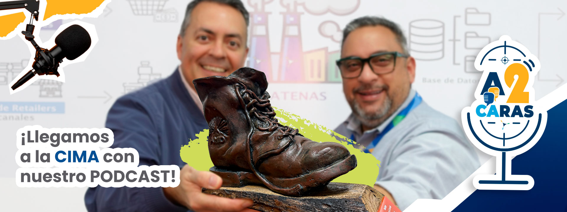 Lideres de Atenas Grupo Consutor mostrando premio cima